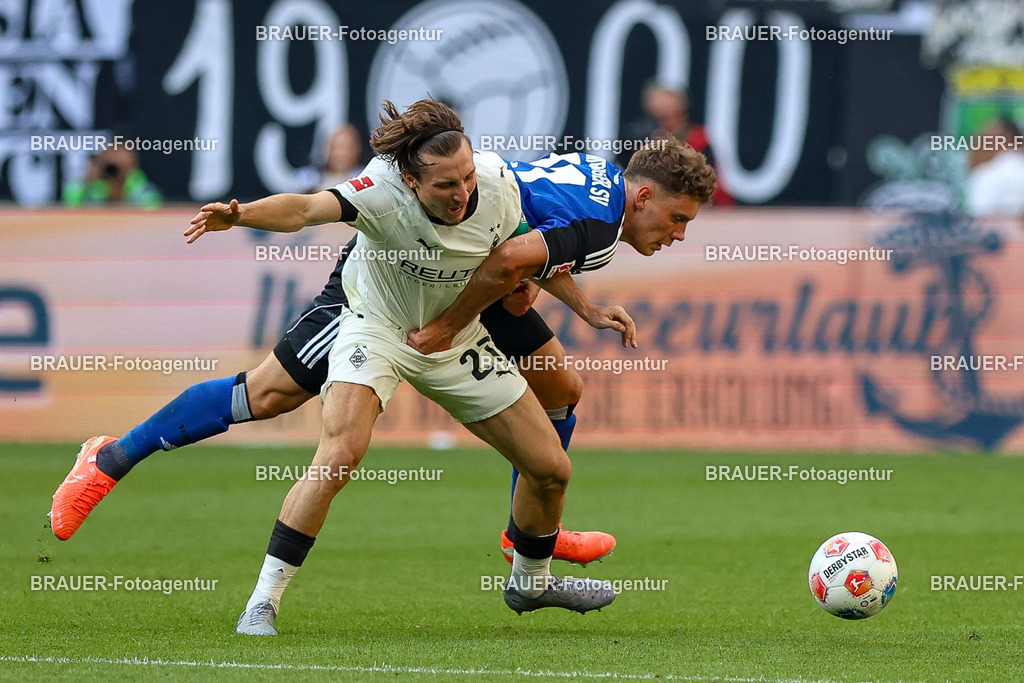 Borussia Mönchengladbach vs Hamburger SV - Bundesliga  | Mönchengladbach, Deutschland, 24.08.25:   Nicolai Remberg (Hamburger SV) und Rocco Reitz (Borussia Mönchengladbach) im Kampf um den Ball waehrend des Spiels der Bundesliga zwischen Borussia Mönchengladbach vs Hamburger SV im Stadion im Borussia Park(Foto von Brauer-Fotoagentur / Adrian Schlueter)