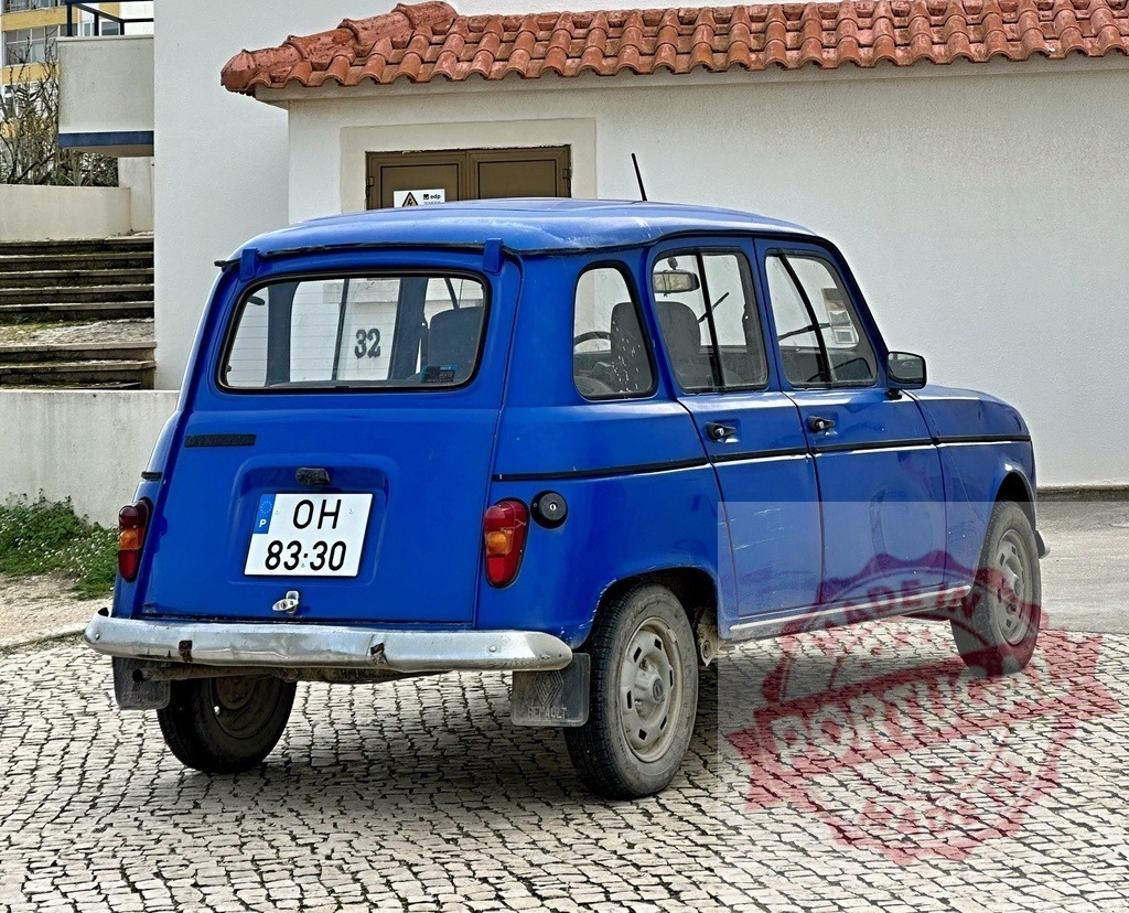 Blue Renault 4 vintage car parked on cobblestone street | Blue Renault 4 vintage hatchback car parked on a traditional Portuguese cobblestone street - Realisiert mit Pictrs.com