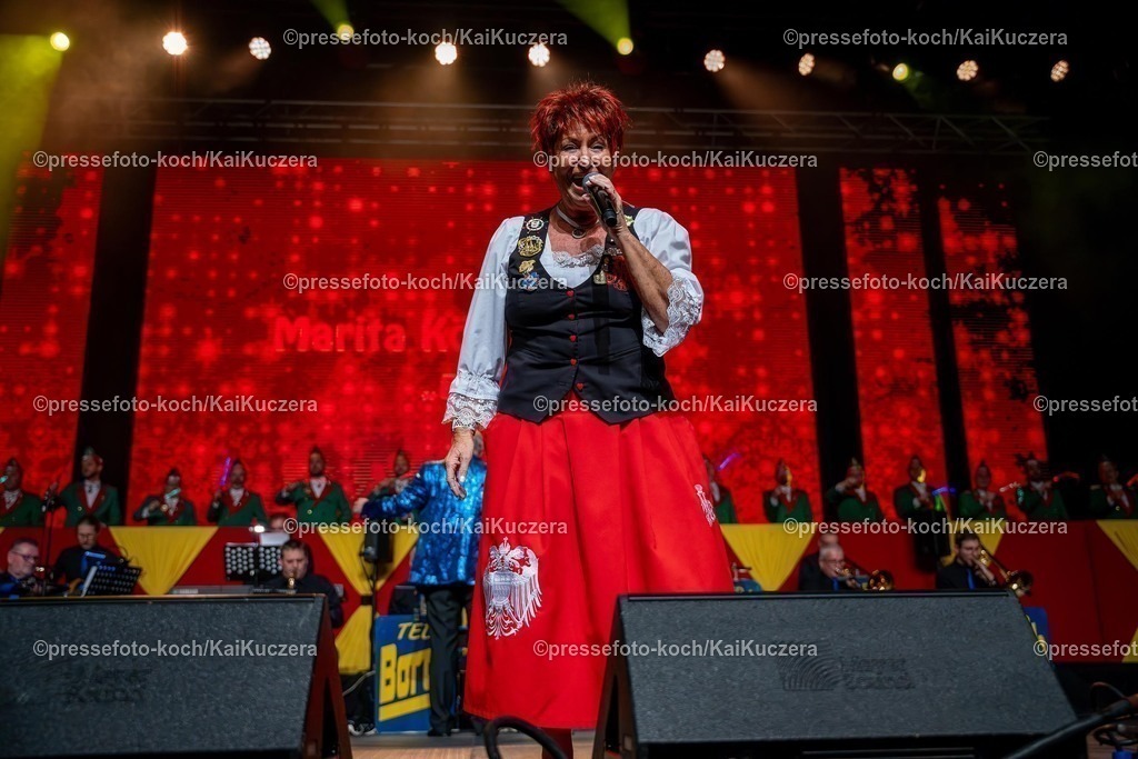 KKU25012501031 | 25.01.2025, xkkux, Düsseldorf, Karnevalsveranstaltung - Die Lachende in der Mitsubishi Electric HALLE. Sängerin Marita Köllner performt bei ihrem Auftritt