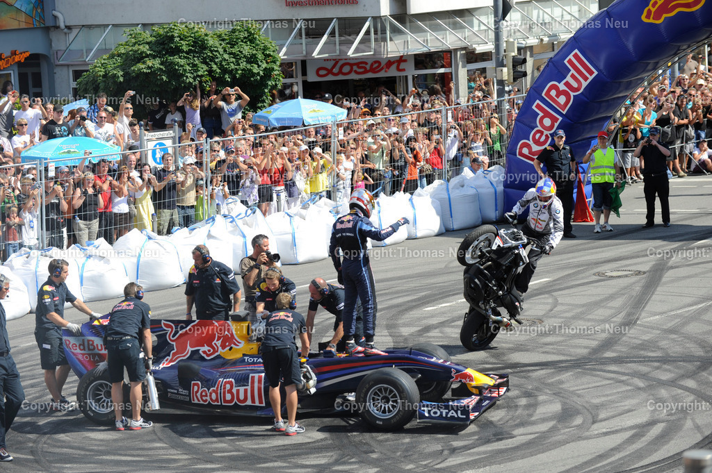 _DSC7347 | Sebastian Vettel beim spektakulären „Home Run“ in Heppenheim: Der Formel-1-Weltmeister fährt im Red-Bull-Rennwagen über die zur Rennstrecke umfunktionierte B3 in seiner Heimatstadt. Tausende Fans feiern ihren Lokalhelden.