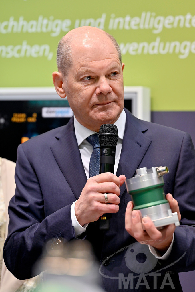 _DWA6174_k | Bundeskanzler Olaf Scholz (SPD) beim Eröffnungsrundgang der Hannover Messe 2023. Indonesien ist in diesem Jahr Partnerland der Hannover Messe. Hannover, 17.04.2023 - Realisiert mit Pictrs.com