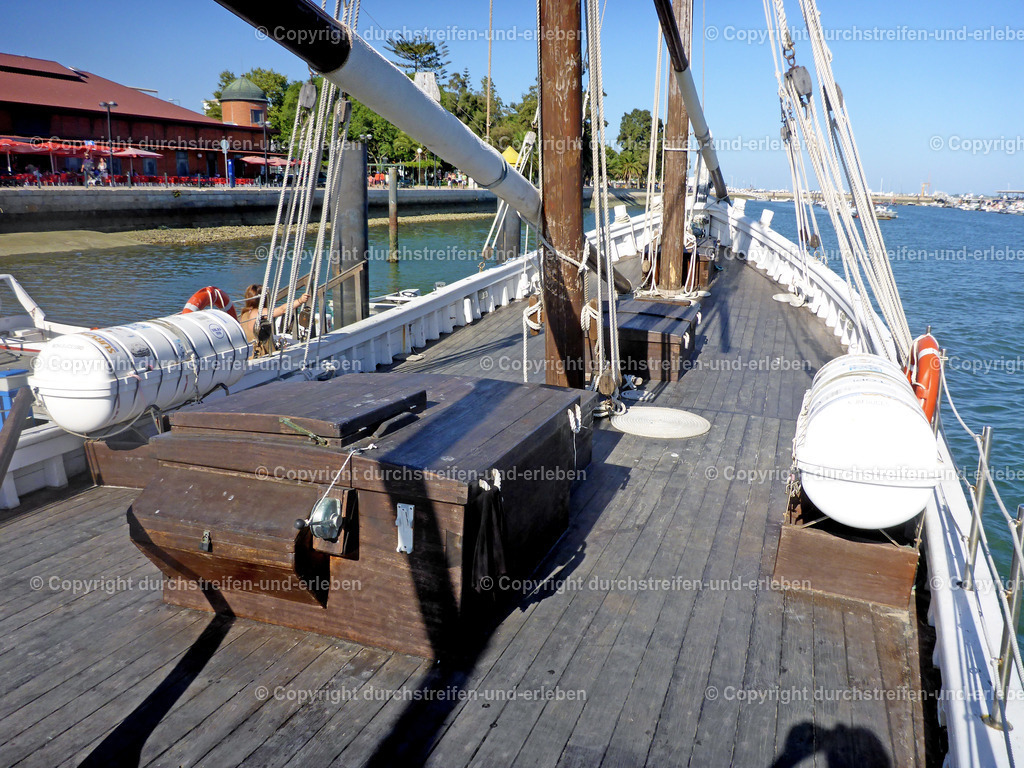 An Bord des Fischerboots Bom Sucesso in  | Der "Caíque Bom Sucesso" ist sie Nachbildung eines historischen Fischerbootes in Olhão, Portugal, das an die mutige Reise von 1808 erinnert, als Fischer mit diesem Boot über den Atlantik nach Brasilien segelten, um dem portugiesischen König die Nachricht von der Vertreibung der Franzosen zu überbringen. Heute liegt es im Hafen von Olhão vor Anker, gegenüber dem Stadtmarkt. - Realisiert mit Pictrs.com