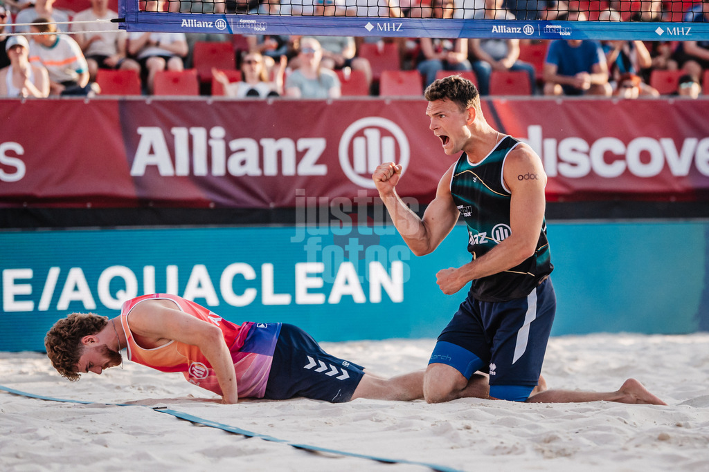 Beachvolleyball | Männer | Allianz German Beach Tour 2025 | Tourstop Bremen | 13.06.2025 | v.l. Luis Henrichs am Boden und Daniel Kirchner jubelt