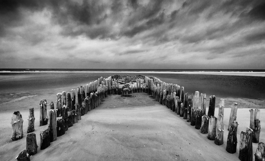 2018-564-Verbessert-SR | Alte Holzbuhne am Strand von Rantum bei Niedrigwasser. Sie soll wie die anderen historischen Buhnen auf Sylt entfernt werden. Diese Nachricht löste auf der Insel einen Sturm der Empörung aus. Die Forderung: Die alten Holzbuhnen müssen als ein Stück Sylter Geschichte erhalten bleiben. - Realisiert mit Pictrs.com