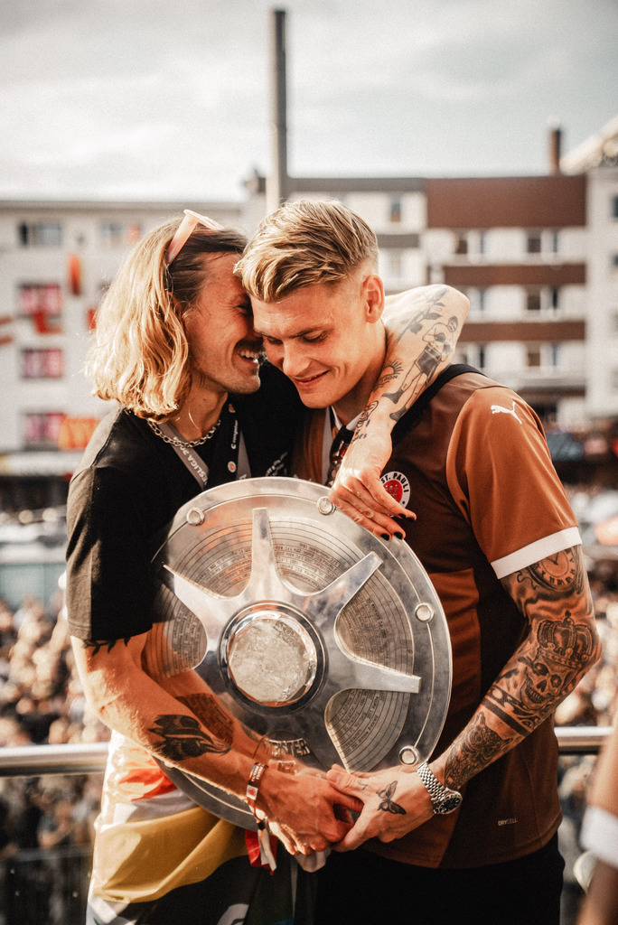FCSP MEISTERFEIER-415 | Der offizielle Shop für FC St. Pauli Fotos. Wähle aus Spielszenen & Fanmomenten dein FCSP Wunschformat. Wir liefern Millerntor-Atmosphäre.