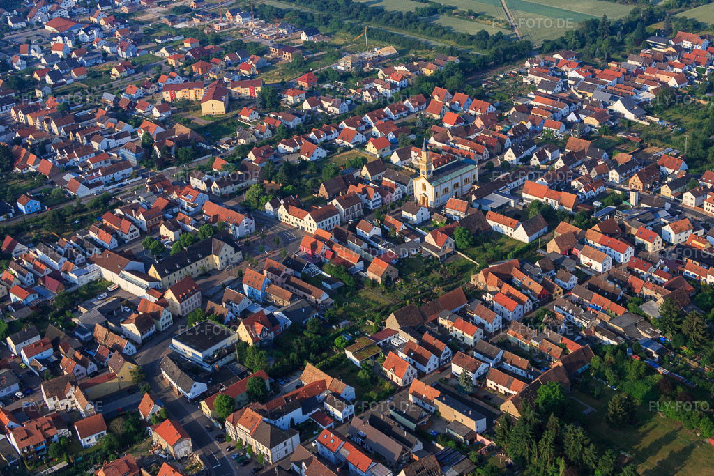 Luftbild: Kautzengasse in Lingenfeld im Bundesland Rheinland-Pfalz in Deutschland. Foto: IMG_080567.jpg vom 12.06.2015 durch Werner Riehm/FLY-FOTO.de