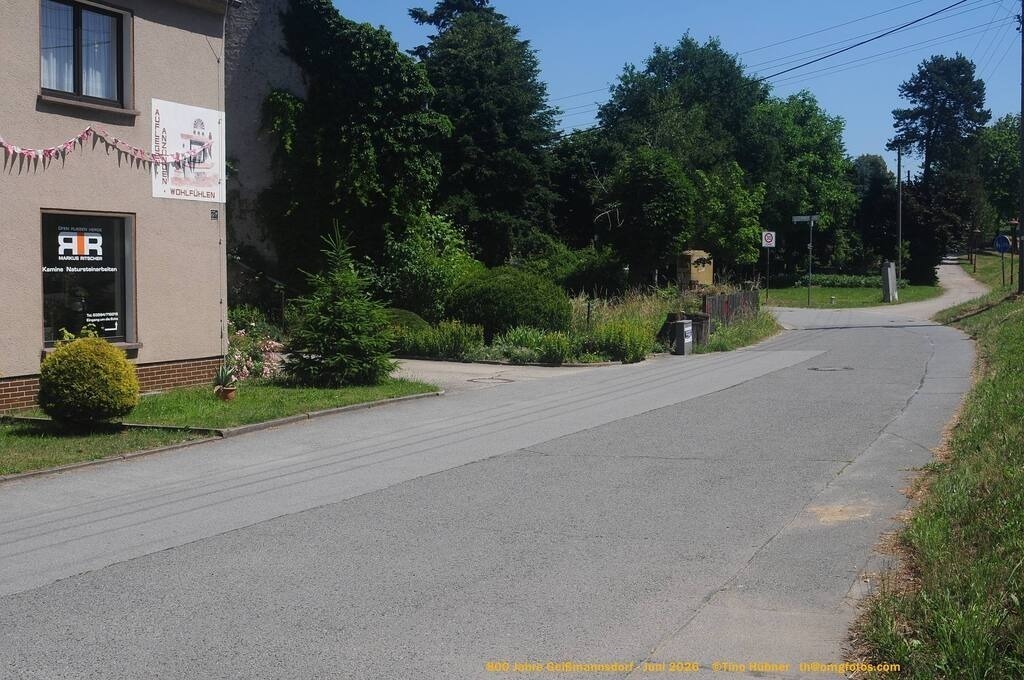 Geißmannsdorf-2026-Ortsbilder-477 | Geißmannsdorf bei Bischofswerda im Sommer 2026. Ein fotografischer Streifzug durch das Dorf Geißmannsdorf, mit Gebäuden, Straßen, Strohpuppen und geschmückten Vorgärten und Grundstücken anlässlich der 800-Jahr-Feier von Geißmannsdorf im Juni 2026 - Realisiert mit Pictrs.com