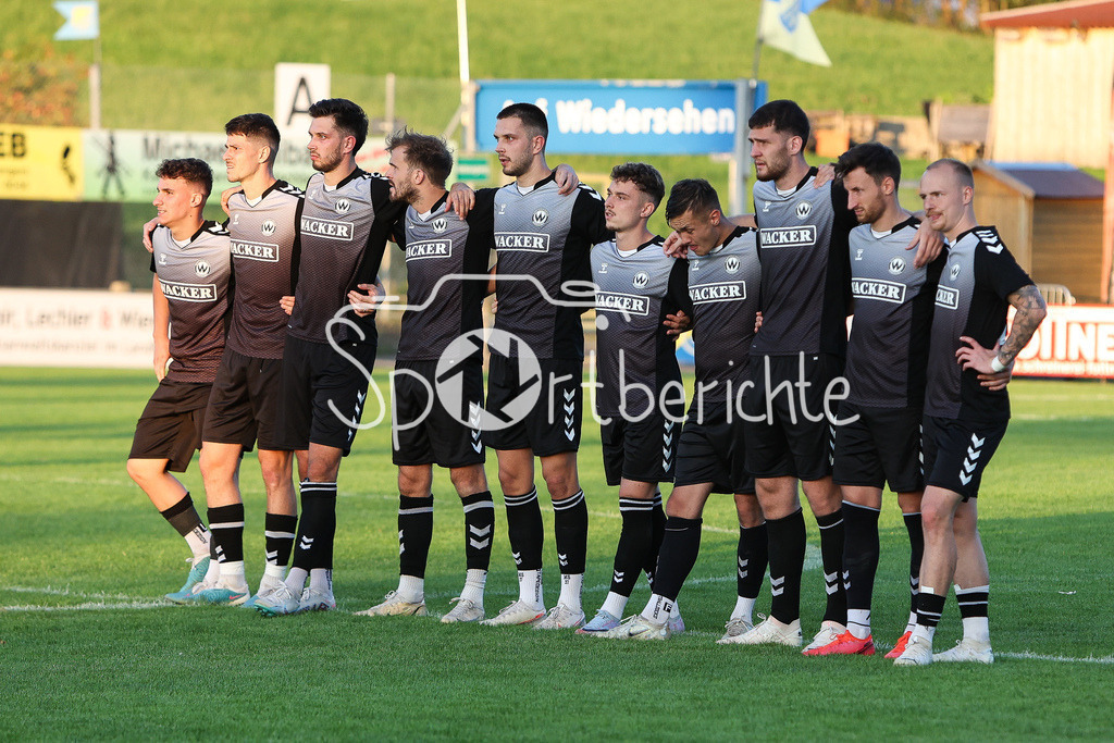 FC Pipinsried - SV Wacker Burghausen | Das Team aus Burghausen fiebert beim Elfmeterschiessen mit