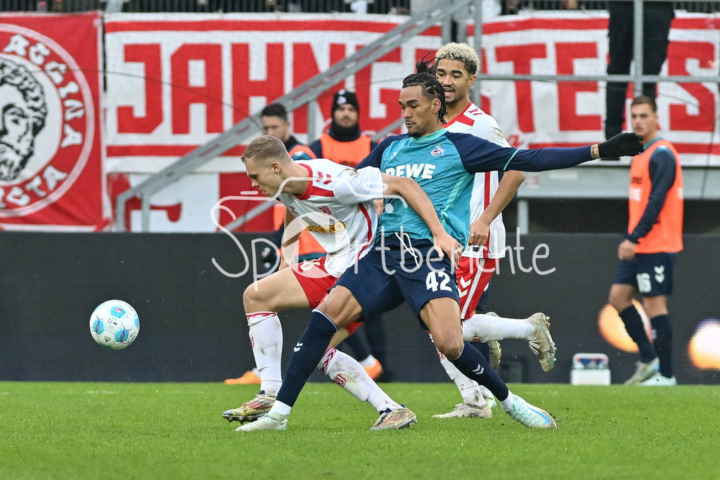 SSV Jahn Regensburg - 1. FC Köln | Im Duell Louis BREUNING (SSV Jahn Regensburg 16) und Damion DOWNS (1. FC Koeln 42) / Zweikampf / 2. Bundesliga: SSV Jahn Regensburg - 1. FC Koen, Jahnstadion am 08.12.2024