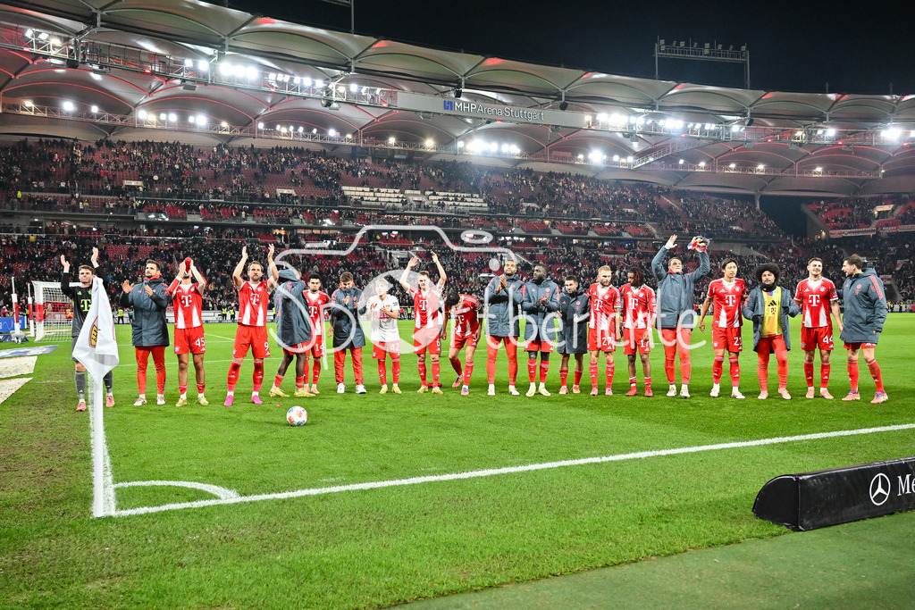 VfB Stuttgart - FC Bayern München | STUTTGART, GERMANY - 06. DECEMBER: Die Spieler der Bayern feiern zusammen mit den Fans den Sieg in Stuttgart nach dem Bundesligamatch zwischen dem VfB Stuttgart und dem FC Bayern München am 13. Spieltag in der MHP Arena / DFL REGULATIONS PROHIBIT ANY USE OF PHOTOGRAPHS AS IMAGE SEQUENCES AND/OR QUASI-VIDEO