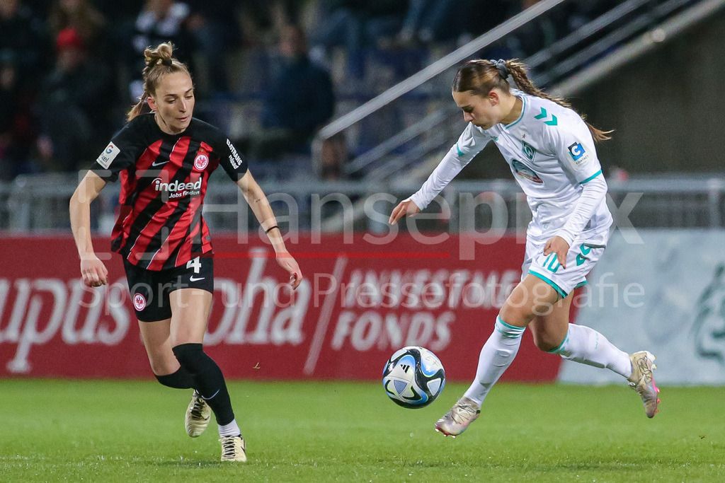 Fussball, Google Pixel Frauen-Bundesliga, Eintracht Frankfurt - SV Werder Bremen | v.li.: Sophia Kleinherne (Eintracht Frankfurt, 4) und Tuana Mahmoud (geb. Keles, SV Werder Bremen, 10) im Zweikampf, Duell, Dynamik, Aktion, Action, Spielszene, DIE DFB-RICHTLINIEN UNTERSAGEN JEGLICHE NUTZUNG VON FOTOS ALS SEQUENZBILDER UND/ODER VIDEOÄHNLICHE FOTOSTRECKEN. DFB REGULATIONS PROHIBIT ANY USE OF PHOTOGRAPHS AS IMAGE SEQUENCES AND/OR QUASI-VIDEO.