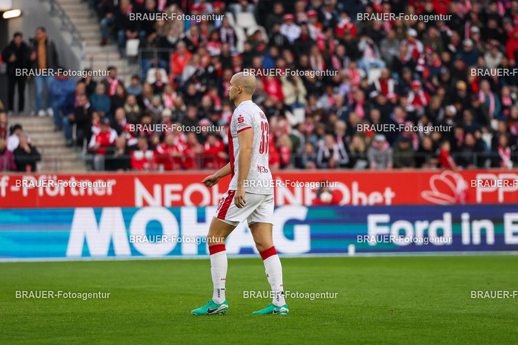 Rot-Weiss Essen - 1.Fc Schweinfurt | Essen, Deutschland, 02.11.2025 Tobias Kraulich  (Rot-Weiss Essen) schaut während des 3.Liga Spiels zwischen  Rot-Weiss Essen und 1.Fc Schweinfurt am 02.11.2025 im Stadion an der Hafenstraße in Essen. (Foto von Timo Bluhmki-Schmidt/Brauer Fotoagentur