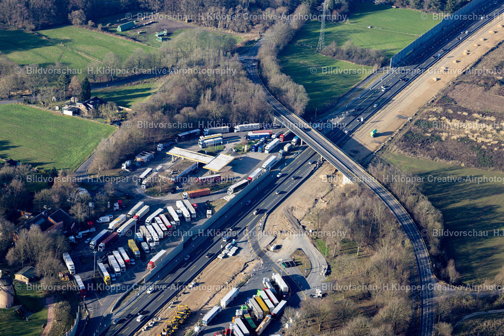 Luftbild Meerbusch-9048 | Luftbildfotografie Autobahn- Baustelle zum Ausbau und zur Spur- Erweiterung im Streckenverlauf der BAB A57 in Krefeld im Bundesland Nordrhein-Westfalen, Deutschland. - Realisiert mit Pictrs.com