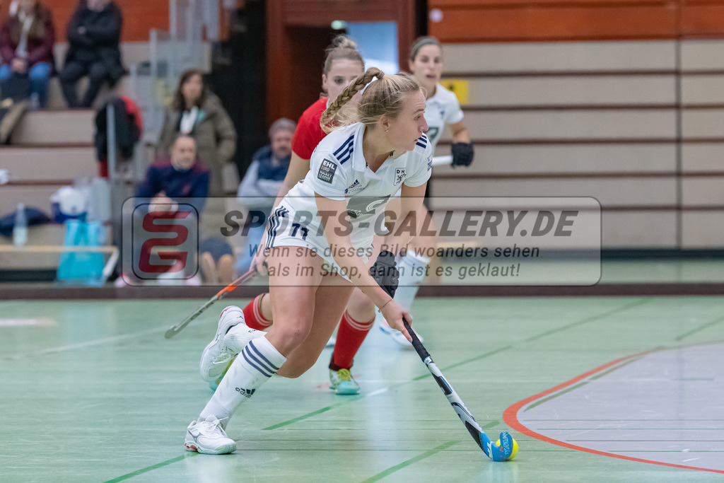HK_20221126_101774 | 1. Bundesliga ( Halle ) Damen Crefelder HTC - Düsseldorfer HC am 27.11.2022 Crefelder HTC, Krefeld , Sara Strauss ( Düsseldorfer HC #11 )