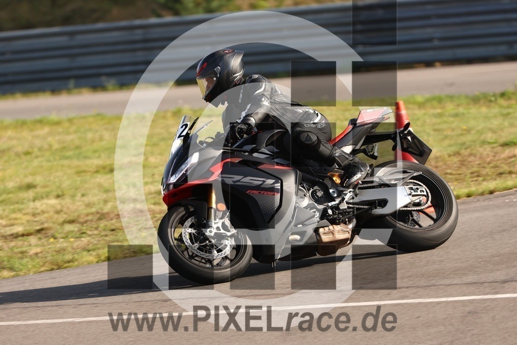 0232-20250919_11732 | Schöne Erinnerungen an spannende Momente - das festzuhalten ist unser Job. PIXELrace.de ist seit 2003 auf den Rennstrecken Europas unterwegs um die Action draußen beim Fahren und die wunderbare Stimmung imm Fahrerlager für euch einzufangen.