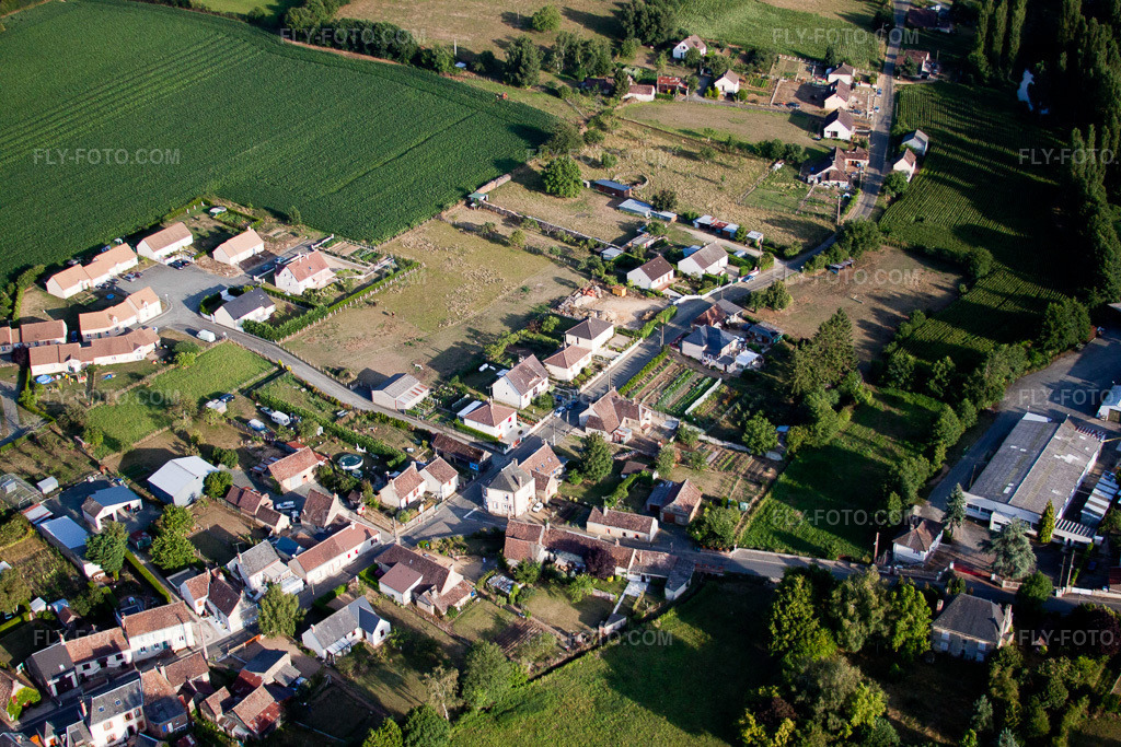 Aerial view: View of the town in Semur-en-Vallon in the state Sarthe, France. – Photo: IMG_19922.jpg taken on 07/28/2009 by Werner Riehm/FLY-FOTO.com – Resolution of the original: 4752 x 3168 px