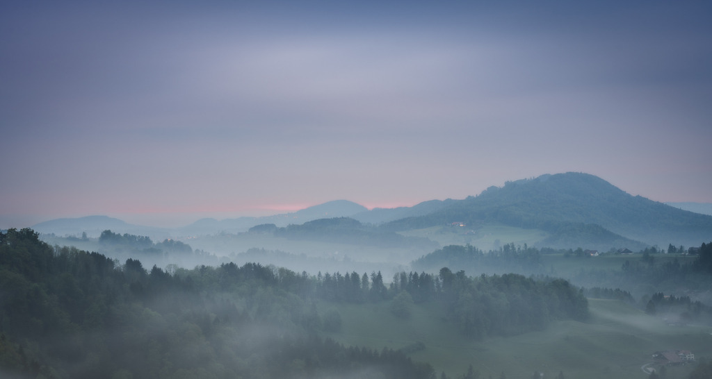 Neuheim im Nebel | Frühling über den Moränenhügeln in Neuheim - Realisiert mit Pictrs.com