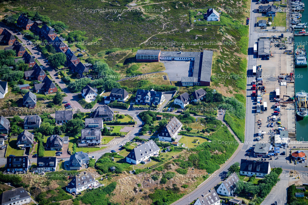 Sylt_Hörnum_Hangstrasse_Hafen_ELS_8987210625 | HöRNUM (SYLT) 21.06.2025 Wohngebiet - Mischbebauung der Mehr- und Einfamilienhaussiedlung in Hörnum auf Sylt im Bundesland Schleswig-Holstein, Deutschland. // Residential area - mixed development of a multi-family housing estate and single-family housing estate in Hoernum on Sylt in the state Schleswig-Holstein, Germany. Foto: Martin Elsen