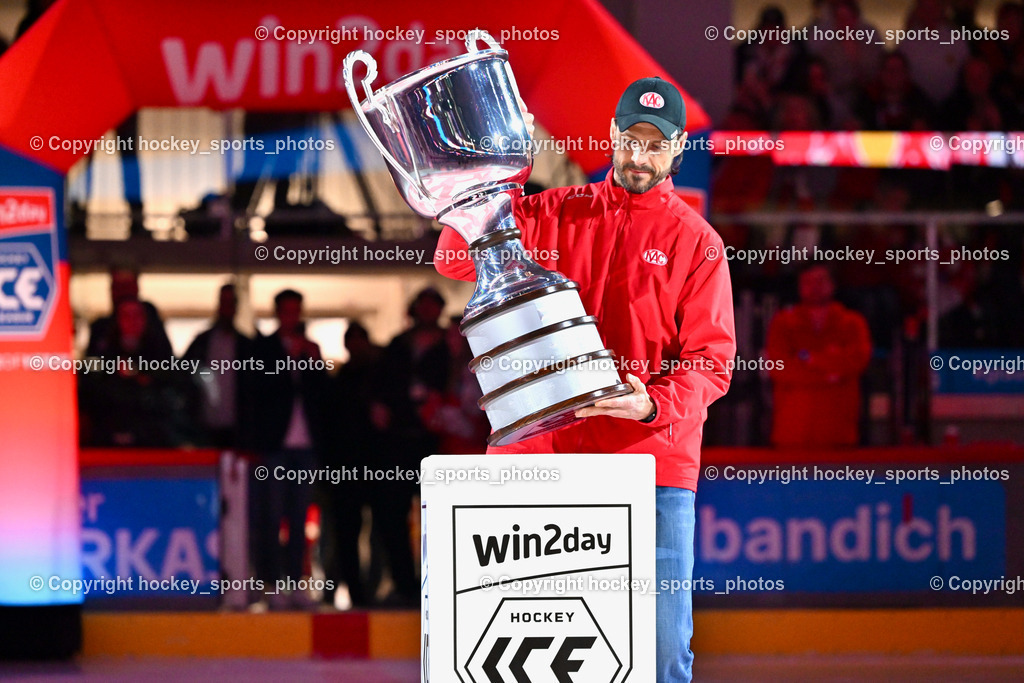 EC KAC vs. EC Red Bull Salzburb | KARL NEDWED TROPHY, Christoph Brandner, Meisterpokal, EC KAC vs. EC Red Bull Salzburb, EC KAC vs. EC Red Bull Salzburb am 04.04.2025 in Klagenfurt (Heidi Horten Arena), Austria, (Photo by Bernd Stefan)