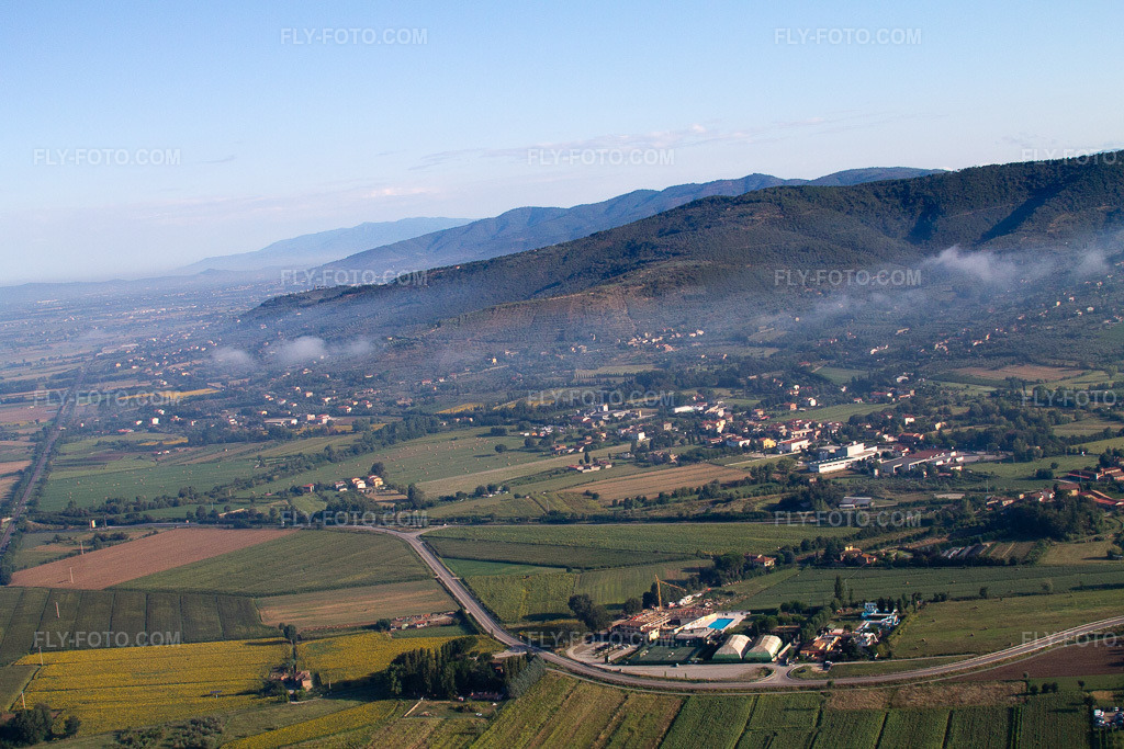 Aerial view: View of the town in Camucia in the state Tuscany, Italy. – Photo: IMG_43781.jpg taken on 07/29/2011 by Werner Riehm/FLY-FOTO.com – Resolution of the original: 4272 x 2848 px
