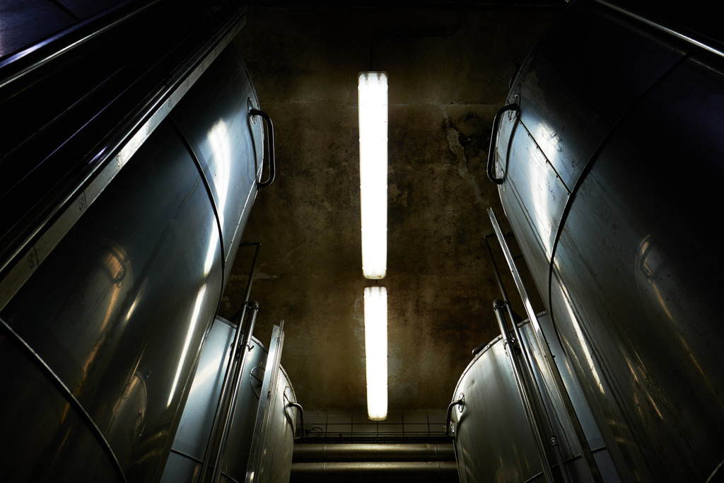 Stift Klosterneuburg | Niederösterreich, Austria - August 31, 2021; Stift Klosterneuburg; hohe moderne Stahltanks im Weinkeller. - Realisiert mit Pictrs.com