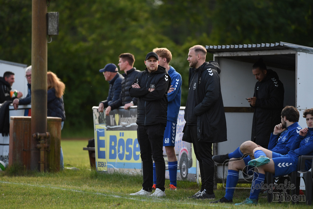 TuS Ofen-SG FriPe | Herren 1. Kreisklasse Süd, Jade-Weser-Hunte; TuS Ofen (blau)-SG FriPe (weiß) am 28.05.2025; in Ofen (), Photo: Philip Eiben 2025 - Realisiert mit Pictrs.com