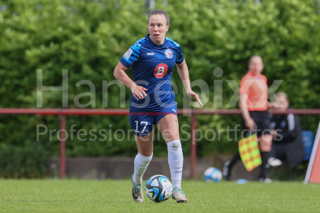 Fussball, 2. Frauen-Bundesliga, Hamburger SV - 1. FFC Turbine Potsdam | v.li.: Viktoria Schwalm (1. FFC Turbine Potsdam, 17) am Ball, Freisteller, Einzelbild, Ganzkörper, Aktion, Action, Spielszene, DIE DFB-RICHTLINIEN UNTERSAGEN JEGLICHE NUTZUNG VON FOTOS ALS SEQUENZBILDER UND/ODER VIDEOÄHNLICHE FOTOSTRECKEN. DFB REGULATIONS PROHIBIT ANY USE OF PHOTOGRAPHS AS IMAGE SEQUENCES AND/OR QUASI-VIDEO.