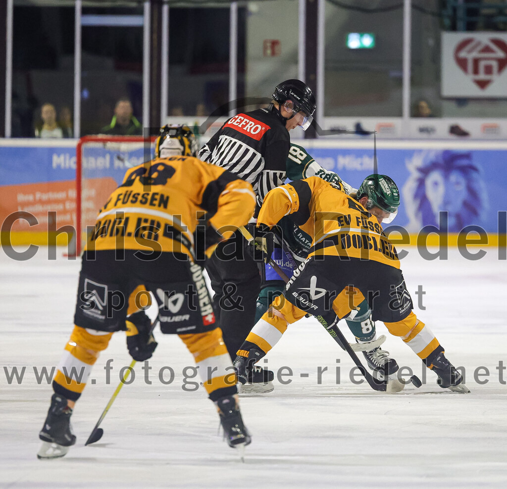 2025-11-02_119_TSV_Erding_gegen_EV_Fuessen | Erding, Deutschland, 02.11.2025:Eishockey, Oberliga Süd 2025 / 2026, 15. Spieltag, TSV Erding gegen EV Füssen, Endergebnis: 2:6Matyas Stransky (EV Füssen, #88), Maximilian Forster (Erding Gladiators, #81)Foto: Christian Riedel / fotografie-riedel.net