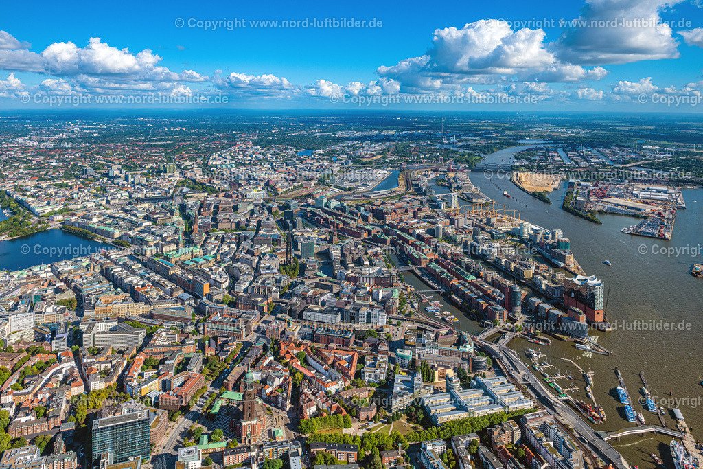 Hamburg_Hafencity_ELS_2991200922 | HAMBURG 20.09.2022 Elbphilharmonie am Ufer der Elbe in Hamburg. Das Konzerthaus- Gebäude im Stadtteil Hamburg-HafenCity befindet sich am Ufer der Elbe der Hansestadt. Weiterführende Informationen bei: BGT Bischoff Glastechnik AG,  Drees & Sommer SE,  Herzog & de Meuron,  Höhler+Partner Architekten PartGmbB,  IBB GmbH - Ingenieurbüro für Brandschutz von Bauarten,  Ingenieurbüro Dr. Siebert Büro für Bauwesen,  Quantum Immobilien AG,  ReGe Hamburg Projekt-Realisierungsgesellschaft mbH. // The Elbe Philharmonic Hall on the river bank of the Elbe in Hamburg. Further information at: BGT Bischoff Glastechnik AG,  Drees & Sommer SE,  Herzog & de Meuron,  Hoehler+Partner Architekten PartGmbB,  IBB GmbH - Ingenieurbuero fuer Brandschutz von Bauarten,  Ingenieurbuero Dr. Siebert Buero fuer Bauwesen,  Quantum Immobilien AG,  ReGe Hamburg Projekt-Realisierungsgesellschaft mbH. Foto: Martin Elsen