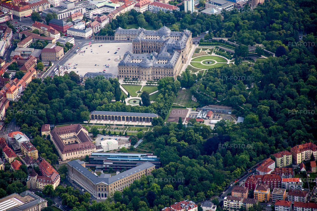 Luftbild: Schloßpark von Schloß Residenz Würzburg im Ortsteil Altstadt in Würzburg im Bundesland Bayern in Deutschland. Foto: IMG_089805.jpg vom 11.06.2016 durch Werner Riehm/FLY-FOTO.de