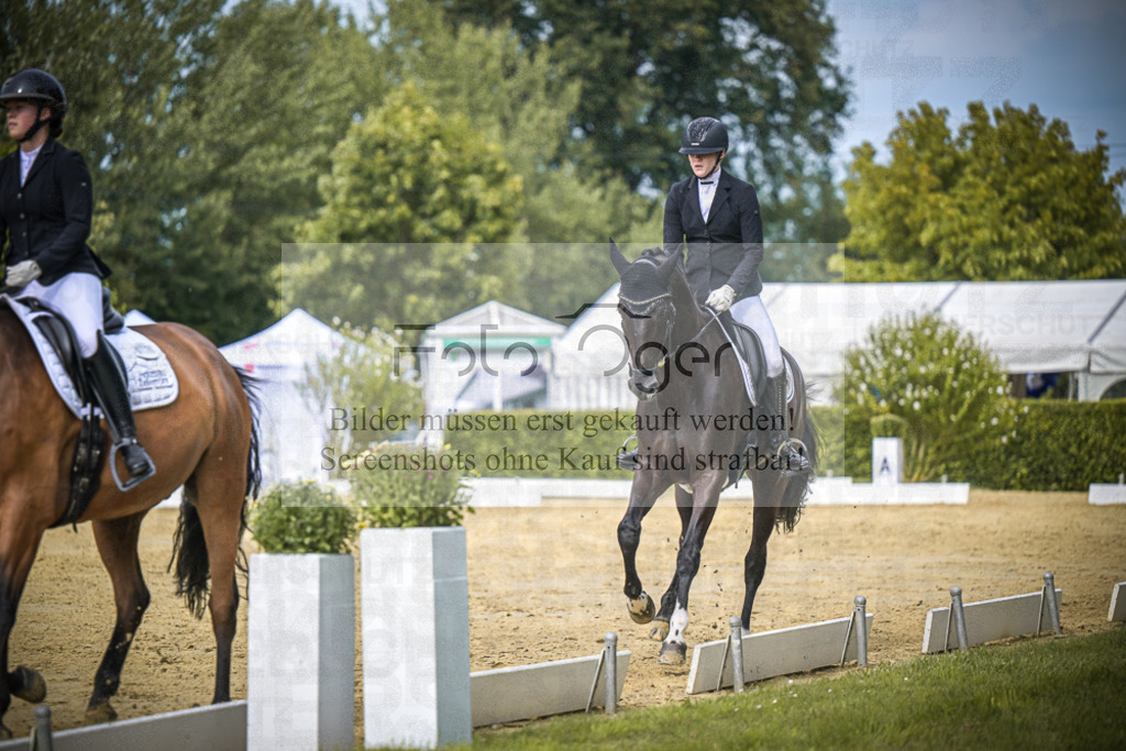 DOS_6368 | Entdecke hochwertige Reitturnierfotos von Foto Oger. Professionell, emotional und authentisch – jetzt Lieblingsmomente im Shop bestellen.Deutschlandweite Turnierfotografie. - Realisiert mit Pictrs.com
