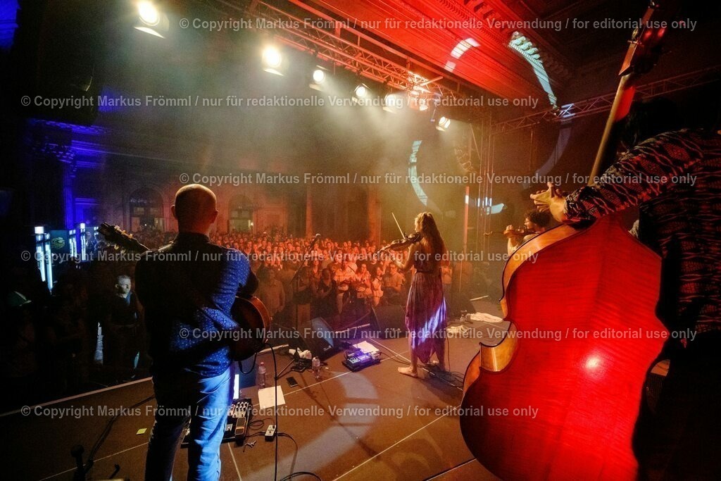 20230728-helen-maier-and-the-folks-039 | Helen Maier &amp; The Folks am Luzern Live Festival. Am Freitag 28. Juli 2023 im Hotel Schweizerhof in Luzern. Helen Maier — Violine / Alexander Graf — Violine, Bratsche / Andreas Gut — Akkordeon / Theo Känzig — Gitarre / Jonas Künzli — Kontrabass / Adrian Böckli — Schlagzeug, Percussion. Foto: Markus Frömml