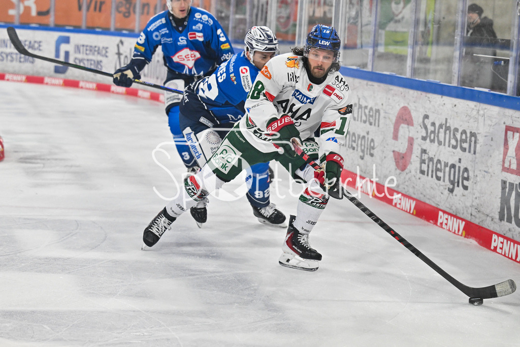 Dresdener Eislöwen - Augsburger Panther | im DUell Tomas ANDRES (Eislöwen Dresden 92) und Anthony LOUIS (Augsburger Panther 18) Zweikampf / DEL: Dresdener Eislöwen - Augsburger Panther; Joynext-Arena am 05.10.2025