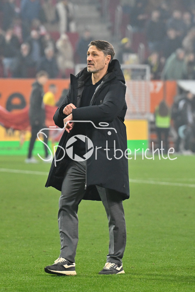 FC Augsburg - Borussia Dortmund | AUGSBURG, GERMANY - the team of Borussia Dortumund celebrating withe the fans after the bundesliga match between FC Augsburg vs. Borussia Dortmund on matchday 9 at WWK Arena on October 31, 2025 in Augsburg, Germany / DFL REGULATIONS PROHIBIT ANY USE OF PHOTOGRAPHS AS IMAGE SEQUENCES AND/OR QUASI-VIDEO / Niko KOVAC headcoach Borussia Dortmund, time, flight