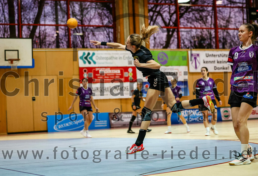 2023-12-17_013_SpVgg_Altenerding_II_gegen_HF_Scheyern | Erding, Deutschland, 17.12.2023:
Handball, Bezirksliga Frauen Altbayern 2023 / 2024, 9. Spieltag, SpVgg Altenerding II gegen HF Scheyern, Endergebnis: 22:26

Kathrin Fink (HF Scheyern, #19), Sina Steininger (SpVgg Altenerding, #10)

Foto: Christian Riedel / fotografie-riedel.net