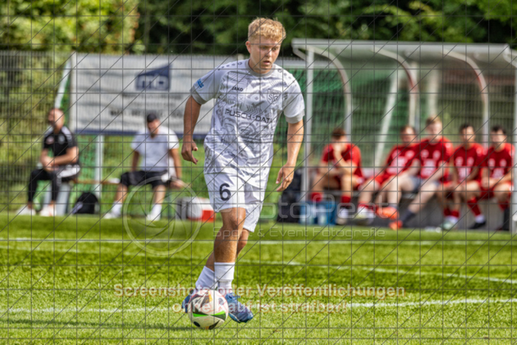 20250831_152520_0454-Bearbeitet | #,TSG Salach (weiß) vs. SV Ebersbach (rot), Fußball, Bezirksliga - Bezirk Neckar/Fils, 02. Spieltag, Saison 2025/2026, Rasensportplatz, Staufenecker Straße, 73084 Salach, 31.08.2025 - 15:00 Uhr,Foto: PhotoPeet-Sportfotografie/Peter Harich
