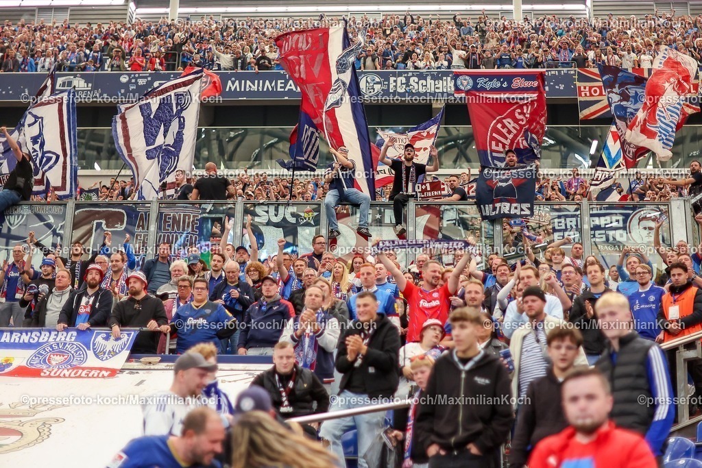 S0413092501218 | 13.09.2025, Fußball, FC Schalke 04 - Holstein Kiel, 5.Spieltag, 2. Fußball Bundesliga, Veltins-Arena Gelsenkirchen, Saison 2025 2026: Fankurve Gösteblock Jubel Freude Fans Zuschauer Besucher Feature Übersichtsbild DFB regulations prohibit any use of photographs as image sequences and or quasi-video.