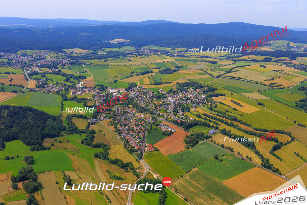 Die Luftaufnahme Schoenbrunn - Wunsiedel wurde vom UL-Flugzeug (keine Drohne) aus fotografiert.Hohe Druck- Auflösung-die Geschenkidee!