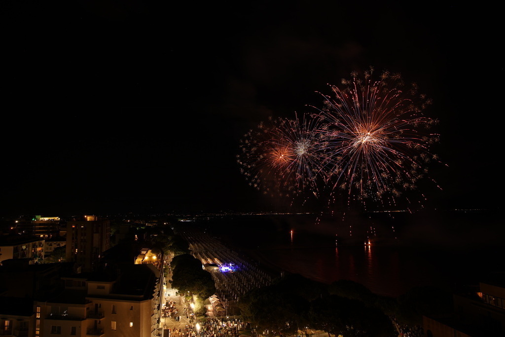 Ferragosto Fireworks in Grado, Italy | GRADO, ITALY, 15.AUG.26 - FIREWORKS - Ferragosto fireworks over the Adriatic Sea in Grado, Italy. Colorful fireworks light up the night sky above the beach, coastline and waterfront during the traditional summer celebration. - Realisiert mit Pictrs.com