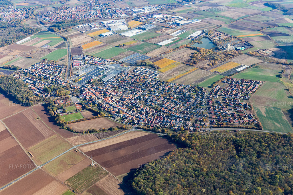 Luftbild: Ortsansicht am Rande von landwirtschaftlichen Feldern und Nutzflächen in Röthlein im Bundesland Bayern in Deutschland. – Foto: IMG_112367.jpg vom 02.11.2018 durch Werner Riehm/FLY-FOTO.de – Auflösung des Originals: 5073 x 3382 px