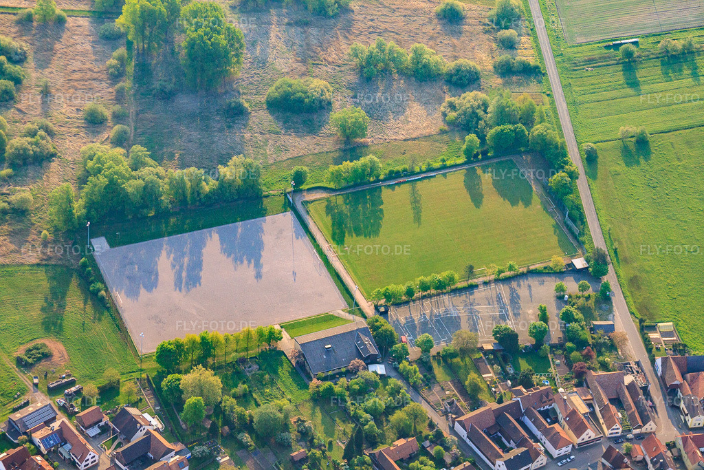 Luftbild: Sportplätze des SV 1950 Büchelberg e.V. im Ortsteil Büchelberg in Wörth im Bundesland Rheinland-Pfalz in Deutschland. Foto: IMG_40348.jpg vom 22.04.2011 durch Werner Riehm/FLY-FOTO.deSV 1950 Büchelberg e.V