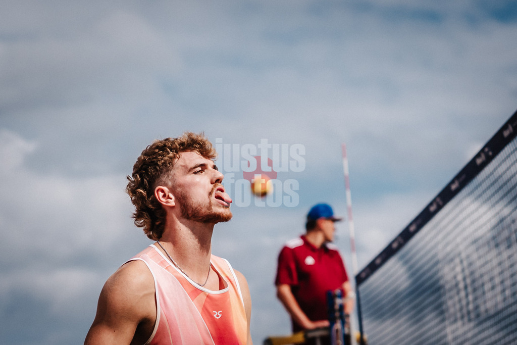 Beachvolleyball | Männer | Deutsche Meisterschaften 2025 Timmendorfer Strand | 04.09.2025 | Luis Henrichs streckt die Zunge raus