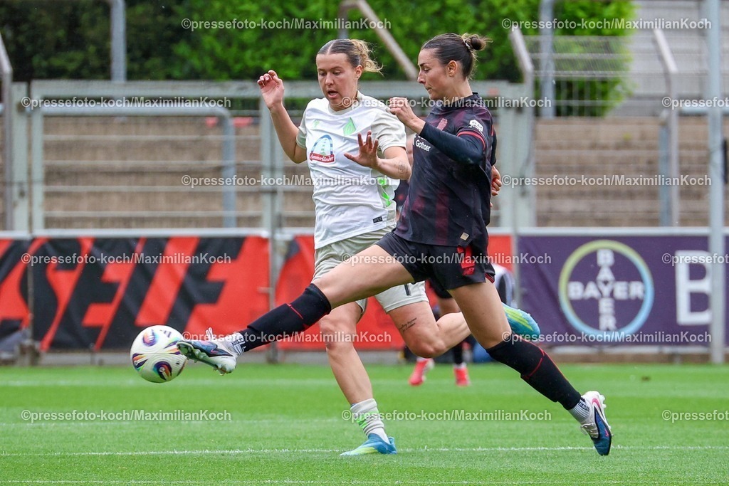 xsscx17052601005 | 17.05.2026, xsscx, Frauen Fussball, Bayer 04 Leverkusen - Werder Bremen, 1. Fussball Bundesliga, 26. Spieltag, Ulrich-Haberland-Stadion, Saison 2025 2026: Larissa Mühlhaus (Werder Bremen #7) im Zweikampf gegen Selina Ostermeier (Bayer Leverkusen #02) DFB regulations prohibit any use of photographs as image sequences and or quasi-video. Photo: xSandraxScherningxPressefotoKochx