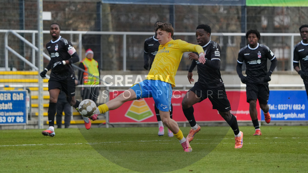 Fußball, Herren, Saison 2025/2026, Regionalliga Nordost, 18. Spieltag, FSV 63 Luckenwalde vs. FC Rot-Weiß Erfurt, Samstag 06.12.2025, Werner-Seelenbinder-Stadion Luckenwalde, | Fußball, Herren, Saison 2025/2026, Regionalliga Nordost, 18. Spieltag, FSV 63 Luckenwalde vs. FC Rot-Weiß Erfurt, Samstag 06.12.2025, Werner-Seelenbinder-Stadion Luckenwalde, Im Bild: Tim Schleinitz (Luckenwalde) - Realisiert mit Pictrs.com