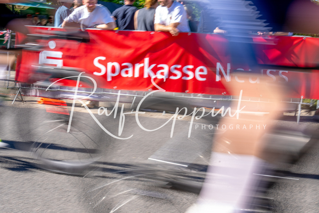 Spurt in den Mai 2026 - Großer Preis der Sparkasse Neuss | Annual one-day road cycling race "Großer Preis der Sparkasse Neuss" held in Büttgen, Germany, organized by VfR Büttgen 1912 e.V. The event features multiple races across all age categories from U11 youth to Elite men. - Realisiert mit Pictrs.com