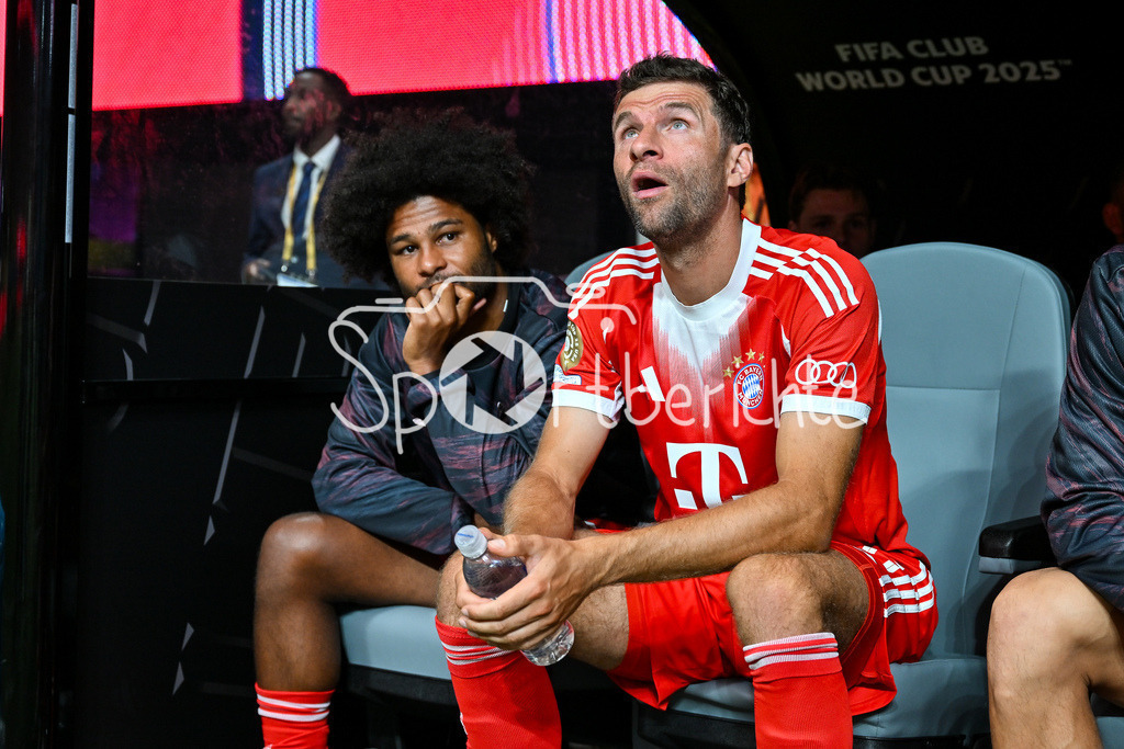 Paris Saint Germain - FC Bayern München | im Bild Thomas MUELLER (FC Bayern Muenchen 25) zu Spielbeginn auf der Bank / Einzelfoto / Freisteller / FIFA Club World Cup: Paris Saint Germain - FC Bayern Muenchen, Mercedes Benz Stadium am 05.07.2025 / NOT FOR SALE IN USA / Serge GNABRY (FC Bayern Muenchen 7) / Staunend