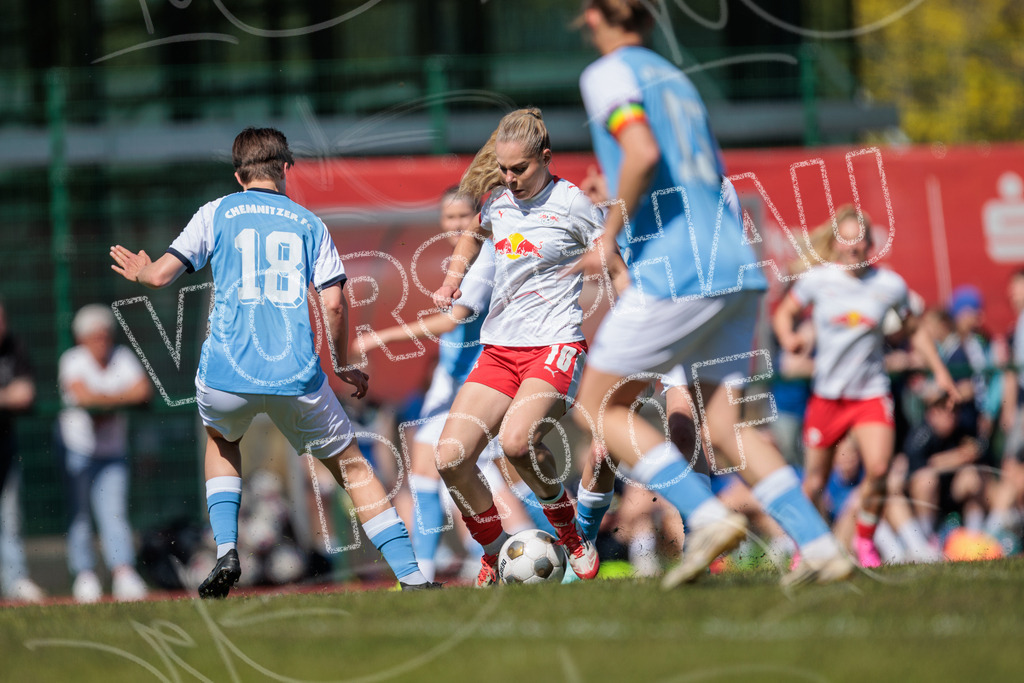 Gipfeltreffen der Frauen: Finale um den Sachsenlotto Landespokal 2026 | Am 1. Mai 2026 trafen im Endspiel des Sachsenlotto Landespokals die Frauen des Chemnitzer FC und die zweite Mannschaft von RasenBallsport Leipzig aufeinander. Vor stimmungsvoller Kulisse kämpften beide Teams ab 15:00 Uhr um die begehrte Trophäe des sächsischen Fußballs. Diese Galerie zeigt die Highlights, packende Zweikämpfe und die emotionalsten Momente des Finaltags. - Realisiert mit Pictrs.com