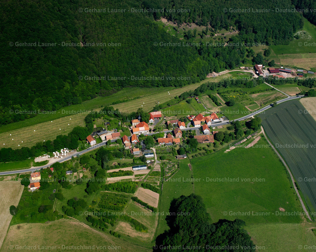 2634069 | SICKENBERG 09.06.2006 Landwirtschaftliche Nutzflächen und Feldgrenzen  umsäumen das Siedlungsgebiet des Dorfes in Sickenberg im Bundesland Thüringen, Deutschland // Agricultural land and field boundaries surround the settlement area of the village  in Sickenberg in the state Thuringia, Germany Foto: Gerhard Launer