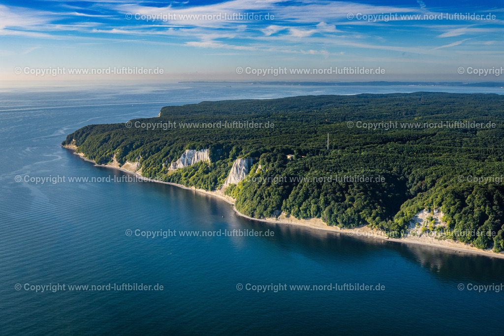 Kreidefelsen_Königsstuhl_Rügen_ELS_6962100822 | STUBBENKAMMER 10.08.2022 Bewaldete Kreidefelsen - und Steilküsten- Landschaft im Nationalpark Jasmund an der Steilküste an der Ostsee in Stubbenkammer auf der Insel Rügen im Bundesland Mecklenburg-Vorpommern, Deutschland. // Wooded chalk cliffs and cliff landscape in the Jasmund National Park on the cliffs on the Baltic Sea in Stubbenkammer on the island of Ruegen in the state Mecklenburg-West Pomerania, Germany. www.koenigsstuhl.com / www.unesco.de Foto: Martin Elsen