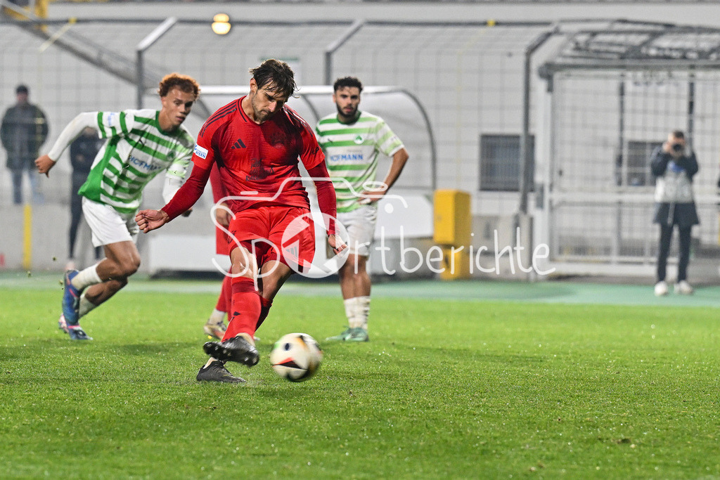 FC Bayern Amateure - SpVgg Greuther Fürth II | Luca DENK (FC Bayern München II #6) tirtt zum Elfmeter an und trifft im Nachschuss zum 3-0 / Regionalliga Bayern: FC Bayern Muenchen II - SpVgg Greuther Fuerth II, Gruenwalder Stadion am am 29.10.2024